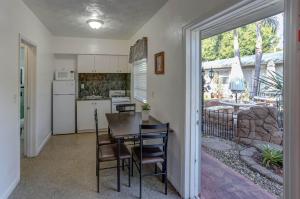 Kuchyň nebo kuchyňský kout v ubytování Richard's Pet Friendly Motel