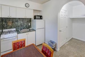 Kuchyň nebo kuchyňský kout v ubytování Richard's Pet Friendly Motel