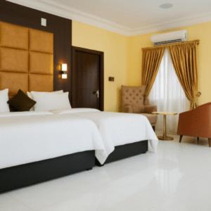 Postel nebo postele na pokoji v ubytování Darminah Luxury Hotel