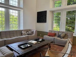 Posezení v ubytování Le Clos Saint-Sif, 4 BR, air conditioning, pool