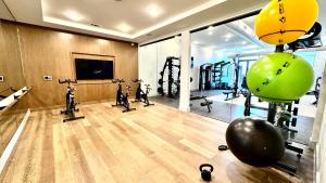 オースティンにある2BR Retreat -Gym Pool Parkingのジム(エクササイズボール、エアロバイク付) +39枚の写真