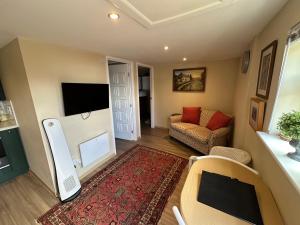 Televisyen dan/atau pusat hiburan di Honey Cottage behind Wilmot House