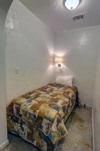 Postel nebo postele na pokoji v ubytování Richard's Pet Friendly Motel