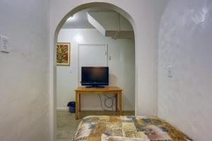 TV a/nebo společenská místnost v ubytování Richard's Pet Friendly Motel
