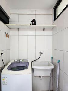 a small bathroom with a sink and a toilet at Apê à 5min da Praia com Piscina na Coberftura in Maceió
