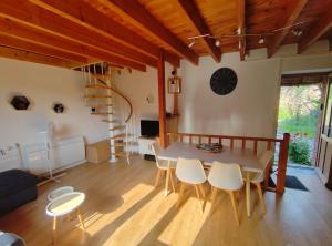 Μια τηλεόραση ή/και κέντρο ψυχαγωγίας στο Petite maison en bord d'Allier