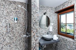 a bathroom with a sink and a shower at Gästehaus Obsthof Gottenheim in Gottenheim +39 photos