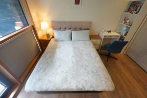 Postel nebo postele na pokoji v ubytování 1-bedroom business hub easy life