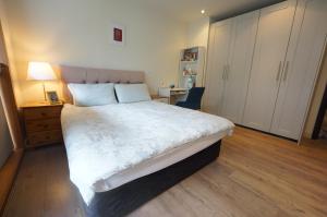 Postel nebo postele na pokoji v ubytování 1-bedroom business hub easy life