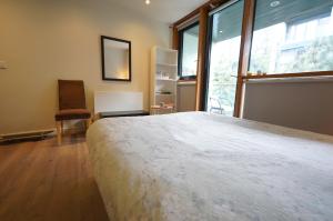 Postel nebo postele na pokoji v ubytování 1-bedroom business hub easy life