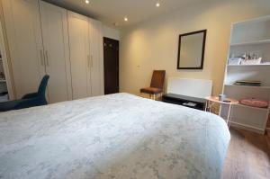 Postel nebo postele na pokoji v ubytování 1-bedroom business hub easy life