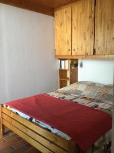 Postel nebo postele na pokoji v ubytování Bastidon provençal dans domaine naturiste