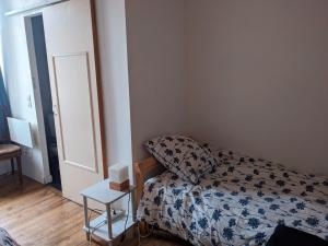 Buzet-sur-BaïseにあるGite d'étape Canal de Garonneのベッドとテーブルのある小さな部屋