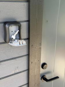 eine Tür mit einem Spiegel an der Seite in der Unterkunft A2 House in Kolkja