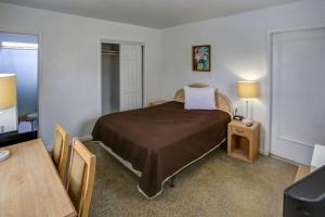 Postel nebo postele na pokoji v ubytování Richard's Pet Friendly Motel