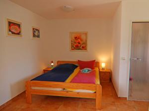 a bedroom with a bed with two candles and a shower at Ferienhaus in Rerik nahe Ostseestrand in Rerik