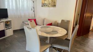 Televízia a/alebo spoločenská miestnosť v ubytovaní Sepic Apartments