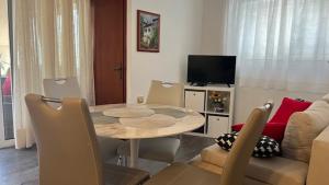 Televízia a/alebo spoločenská miestnosť v ubytovaní Sepic Apartments