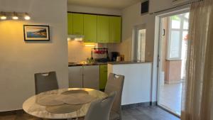 Kuchyňa alebo kuchynka v ubytovaní Sepic Apartments