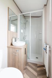 Ένα μπάνιο στο Family Caravan in Selsey