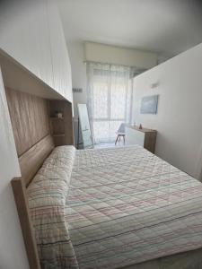 Un dormitorio con una cama grande y una ventana. en Sea House, en Giovinazzo