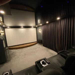 Posezení v ubytování Cozy home - Garden, Fireplace & Cinema Experience