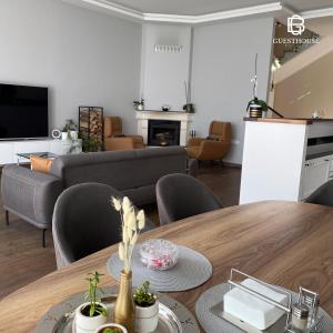 TV a/nebo společenská místnost v ubytování Cozy home - Garden, Fireplace & Cinema Experience