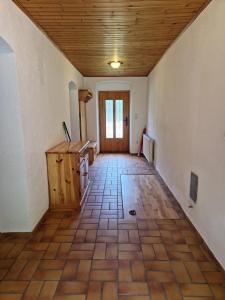 an empty hallway with a wooden ceiling and a wooden floor at Ferienwohnungen Viktoria Buchegger in Grünau im Almtal