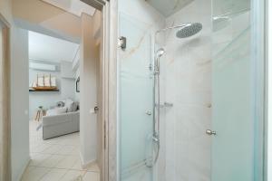 bagno con doccia e porta in vetro di En Iko Christianna a Olympiada Altre 37 foto