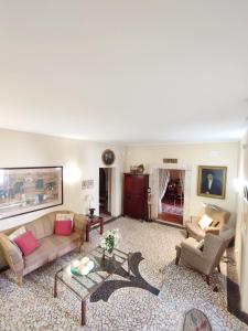 a living room with a couch and a table at Casa De Terena in Terena