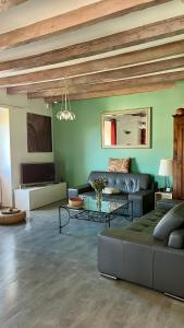 Posezení v ubytování Maison de village chaleureuse avec terrasse 3 étoiles