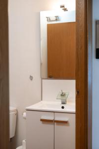 Ένα μπάνιο στο Apartamentos Mercado Central +23 φωτογραφίες