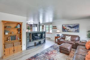 Μια τηλεόραση ή/και κέντρο ψυχαγωγίας στο Ranch-Style Retreat in Downtown Buena Vista!