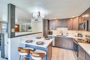 Η κουζίνα ή μικρή κουζίνα στο Ranch-Style Retreat in Downtown Buena Vista!
