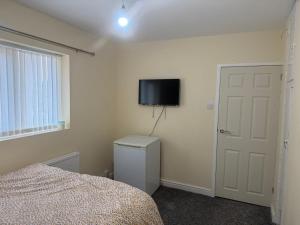 Телевизор и/или развлекательный центр в Jared Integrated Apartment