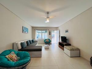 a living room with a couch and a tv at Casa Condomínio Juquehy 100 M do Centrinho in Juquei +27 photos