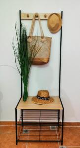 Un sombrero y una cesta sobre una mesa con una planta. en Estudio El Santo 2, en Salamanca 8 fotos más