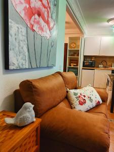 a living room with a brown couch and a table at Estudio El Santo 2 in Salamanca
