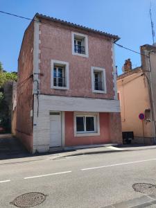 a building on the side of a street at La Loge du Théâtre in Orange