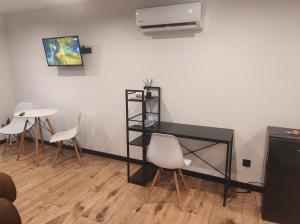 une pièce avec des chaises, un bureau et une table dans l'établissement BlackandWhite, à Sandomierz