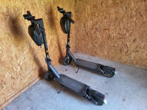 two scooters are parked next to a wall at Ferienwohnung Kormoran in Kargow