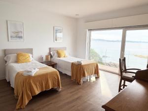 Ένα ή περισσότερα κρεβάτια σε δωμάτιο στο Villa en Sanxenxo a pie de playa, Barreiros +18 φωτογραφίες