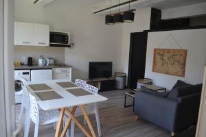 Μια τηλεόραση ή/και κέντρο ψυχαγωγίας στο Appartement Proche Quai Rouget