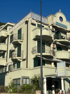 Un edificio con un cartel de hotel en el costado. en Green square apartment Budva, en Budva
