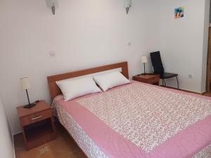 a bedroom with a bed with two night stands and two lamps at Appartement DODO Monténégro in Topla