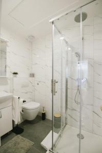 Bilik mandi di Studio apartman A Zone +9 gambar