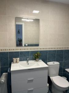 Koupelna v ubytování Apartamento con piscina y vistas - Cómpeta