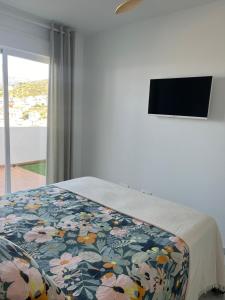 TV a/nebo společenská místnost v ubytování Apartamento con piscina y vistas - Cómpeta