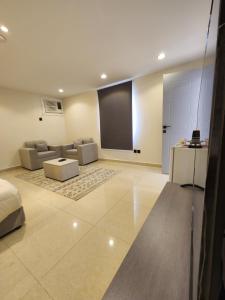 a living room with a couch and a projection screen at استوديو للايجار in Quai