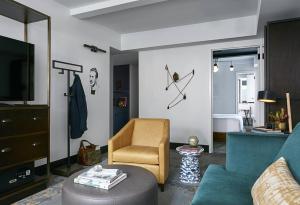 ein Wohnzimmer mit Sofa und Sessel in der Unterkunft The Renwick in New York